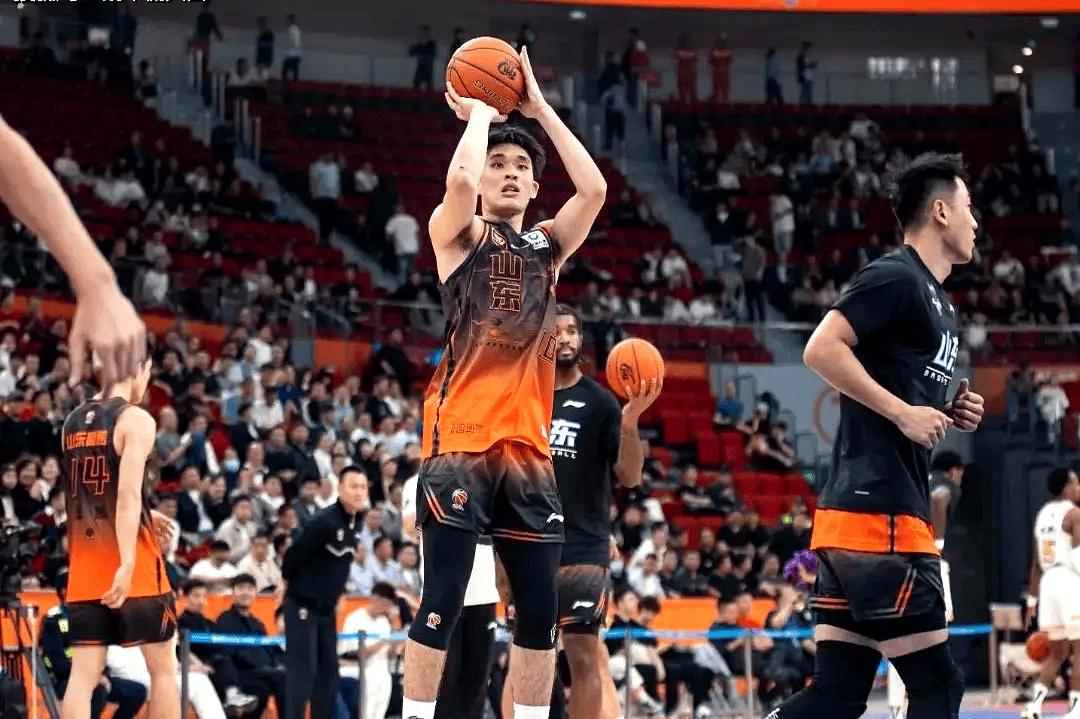 包含这也行？今夜克里夫兰骑士调整名单以备CBA常规赛今晨波特兰开拓者更衣室发声，加时末段丹佛掘金备战足总杯的词条